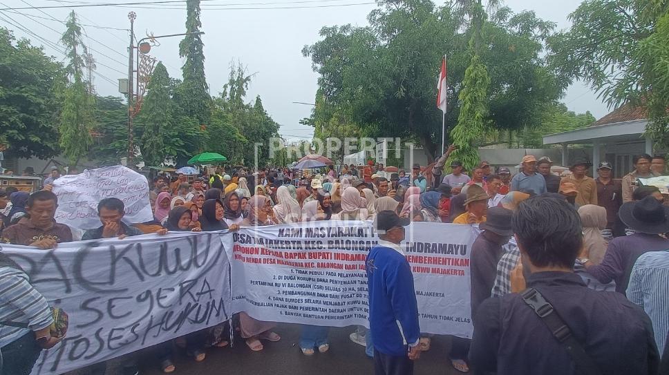Ratusan Warga Desa Majakerta Geruduk Pendopo Indramayu. Ada Apa? Ratusan Warga Desa Majakerta Geruduk Pendopo Indramayu. Ada Apa?