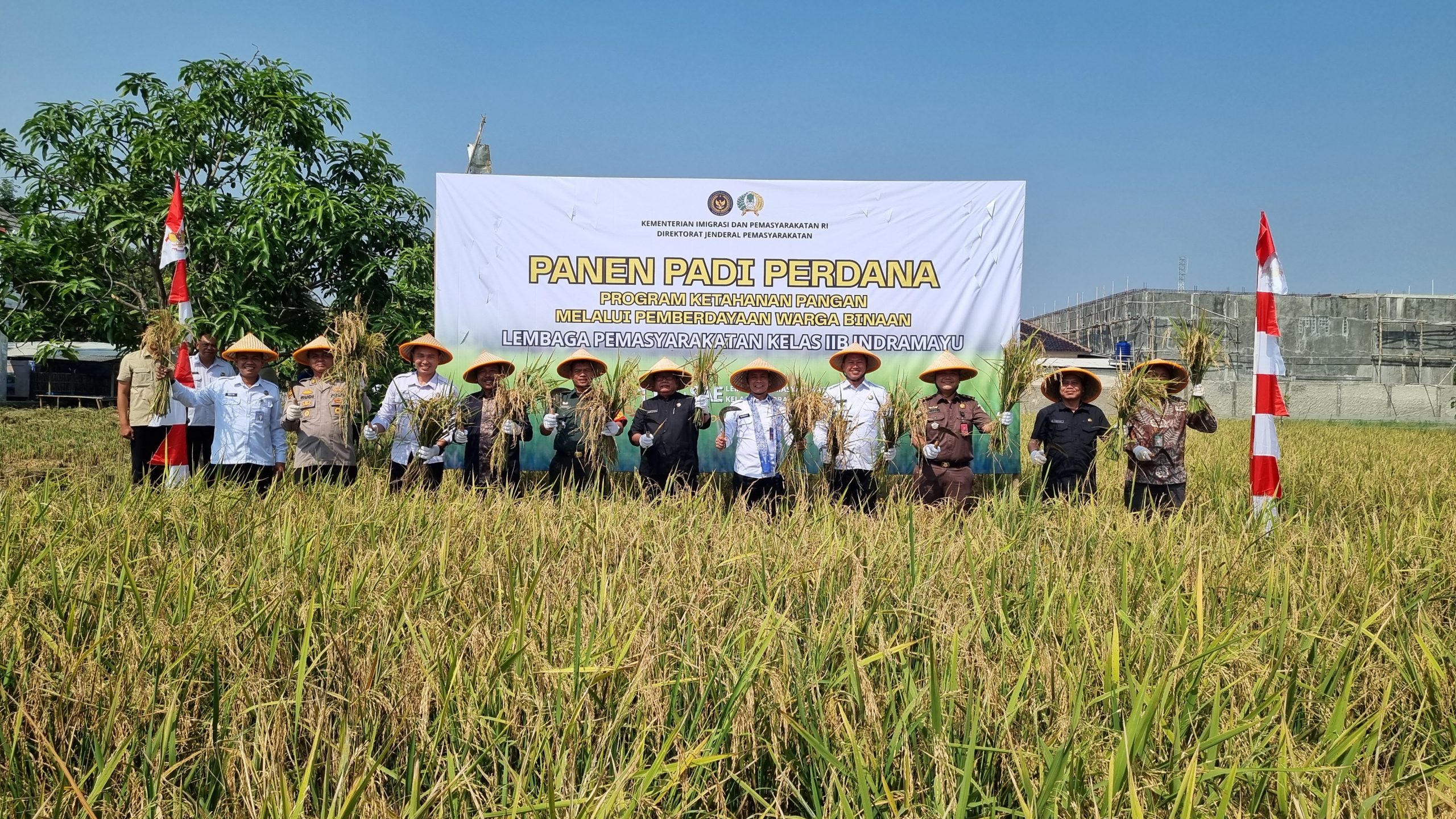 Lapas Indramayu Hasilkan 3 Ton Gabah dan 1.7 Ton Ikan Lele Pada Panen Perdana Program Ketahanan Pangan Lapas Indramayu Hasilkan 3 Ton Gabah dan 1.7 Ton Ikan Lele Pada Panen Perdana Program Ketahanan Pangan