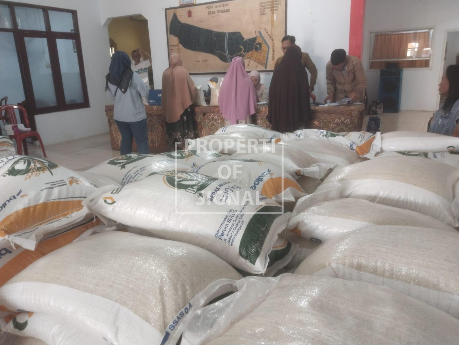 KCP Perum Bulog Indramayu Luncurkan Pendistribusian Bansos Beras di Dua Desa Kecamatan Sindang KCP Perum Bulog Indramayu Luncurkan Pendistribusian Bansos Beras di Dua Desa Kecamatan Sindang