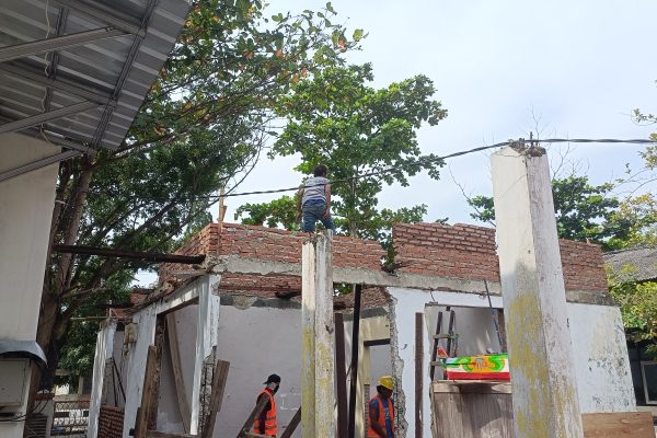 Pekerja Poyek Sekretariat Kecamatan Sindang Nekat Tak Mengenakan APD, Diduga Minim Pengawasan.