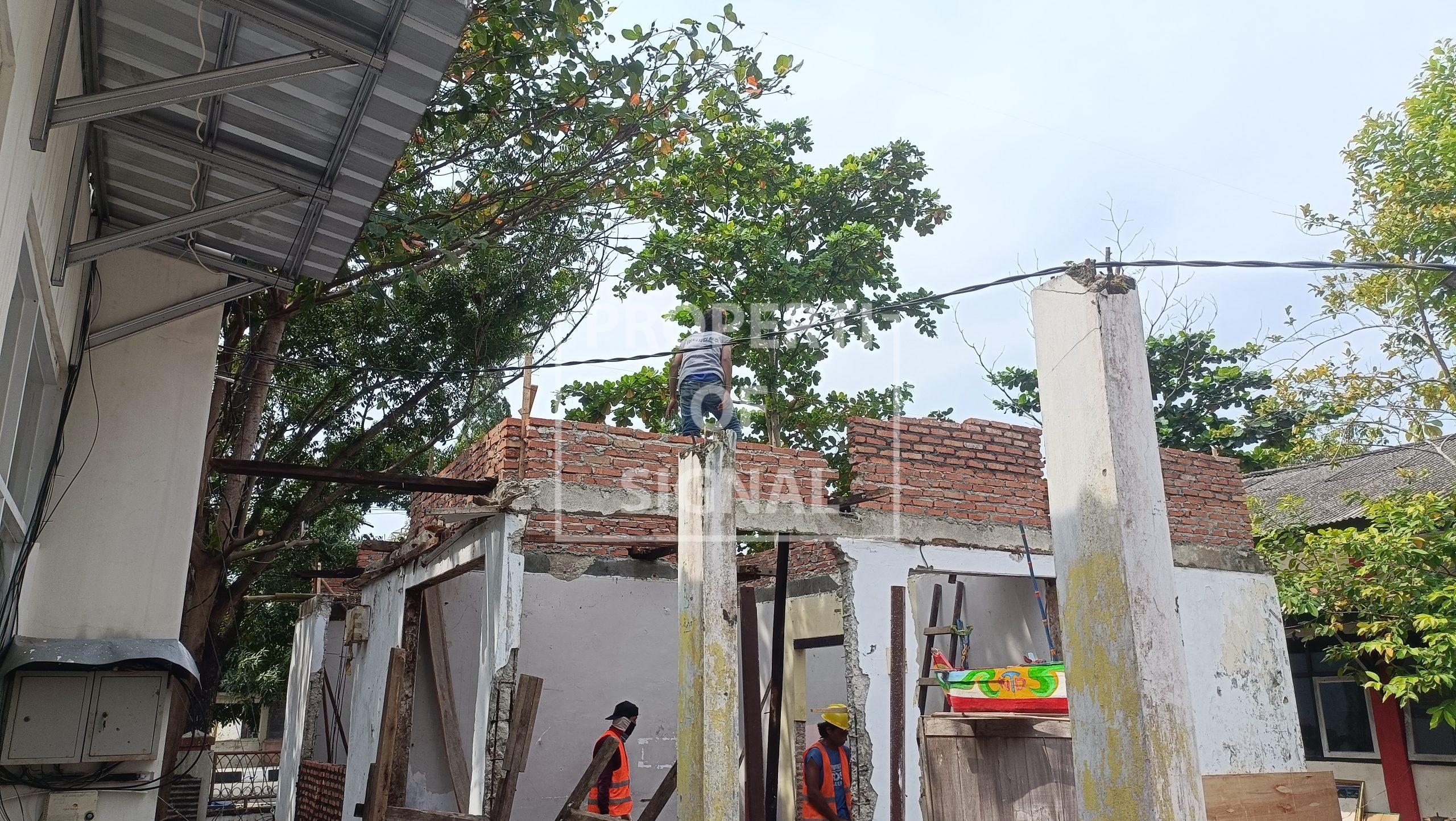 Pekerja Poyek Sekretariat Kecamatan Sindang Nekat Tak Mengenakan APD, Diduga Minim Pengawasan. Pekerja Poyek Sekretariat Kecamatan Sindang Nekat Tak Mengenakan APD, Diduga Minim Pengawasan.