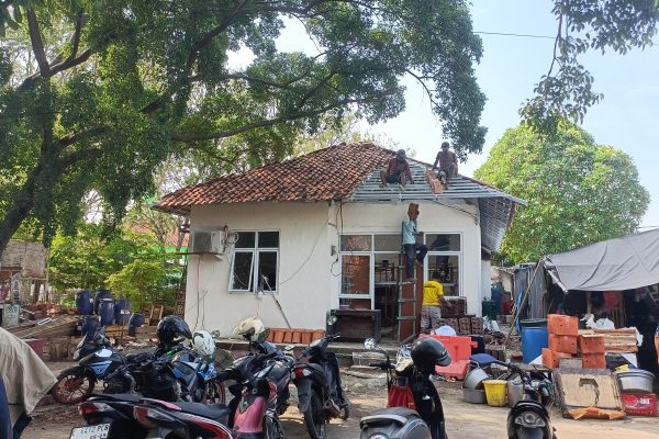 Miris! Proyek Pemeliharaan Atap Pasar di Indramayu Tanpa Pengawasan, Pekerja Nekat Tak Gunakan APD