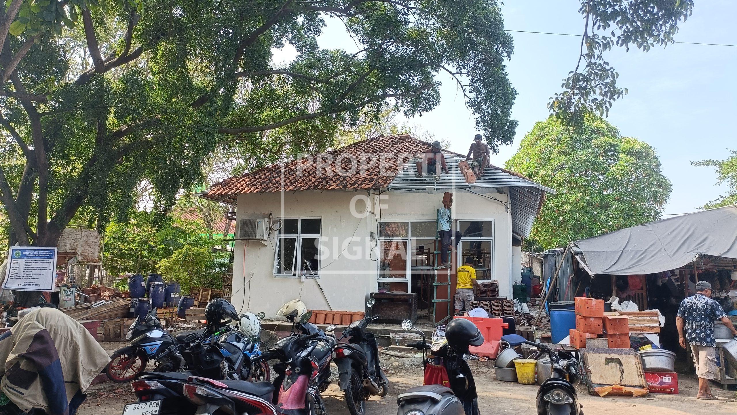 Miris! Proyek Pemeliharaan Atap Pasar di Indramayu Tanpa Pengawasan, Pekerja Nekat Tak Gunakan APD Miris! Proyek Pemeliharaan Atap Pasar di Indramayu Tanpa Pengawasan, Pekerja Nekat Tak Gunakan APD