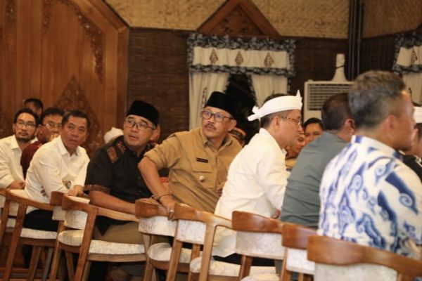 Hangatnya Silaturahmi di Lembur Pakuan: Bahas Pemerintahan hingga Kemiskinan, Kepala Daerah se-Jawa Barat Sepakat Bergerak Bersama