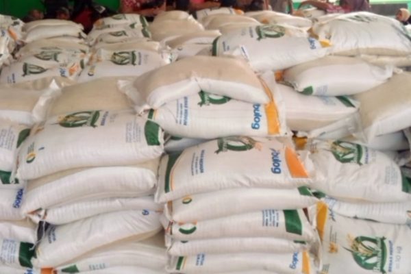 Miris! Warga di Indramayu Keluhkan Beras Bantuan Berkutu dan Bau Apek