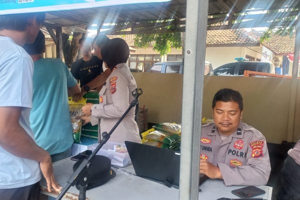 Polsek Indramayu Kota Gelar Gerakan Pangan Murah untuk Ringankan Beban Warga