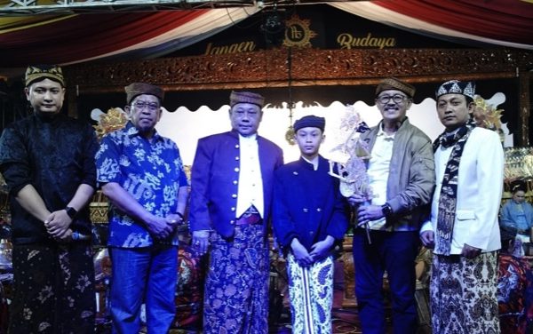 Pagelaran Wayang di Alun-Alun Indramayu: Cerita Pandu Ngeratu dan Ruwatan Bumi Loka Disambut Antusias Warga