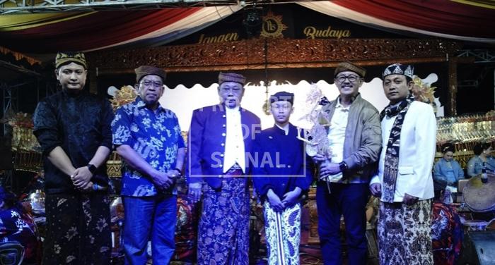 Pagelaran Wayang di Alun-Alun Indramayu: Cerita Pandu Ngeratu dan Ruwatan Bumi Loka Disambut Antusias Warga Pagelaran Wayang di Alun-Alun Indramayu: Cerita Pandu Ngeratu dan Ruwatan Bumi Loka Disambut Antusias Warga
