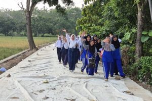 Guru dan Siswa SMPN 1 Cikedung Sumringah, Jalan Rusak Bertahun-Tahun Kini Mulus Kembali
