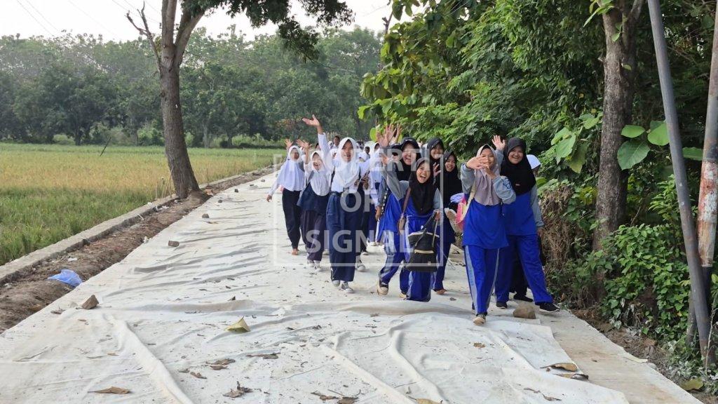 Guru dan Siswa SMPN 1 Cikedung Sumringah, Jalan Rusak Bertahun-Tahun Kini Mulus Kembali Guru dan Siswa SMPN 1 Cikedung Sumringah, Jalan Rusak Bertahun-Tahun Kini Mulus Kembali