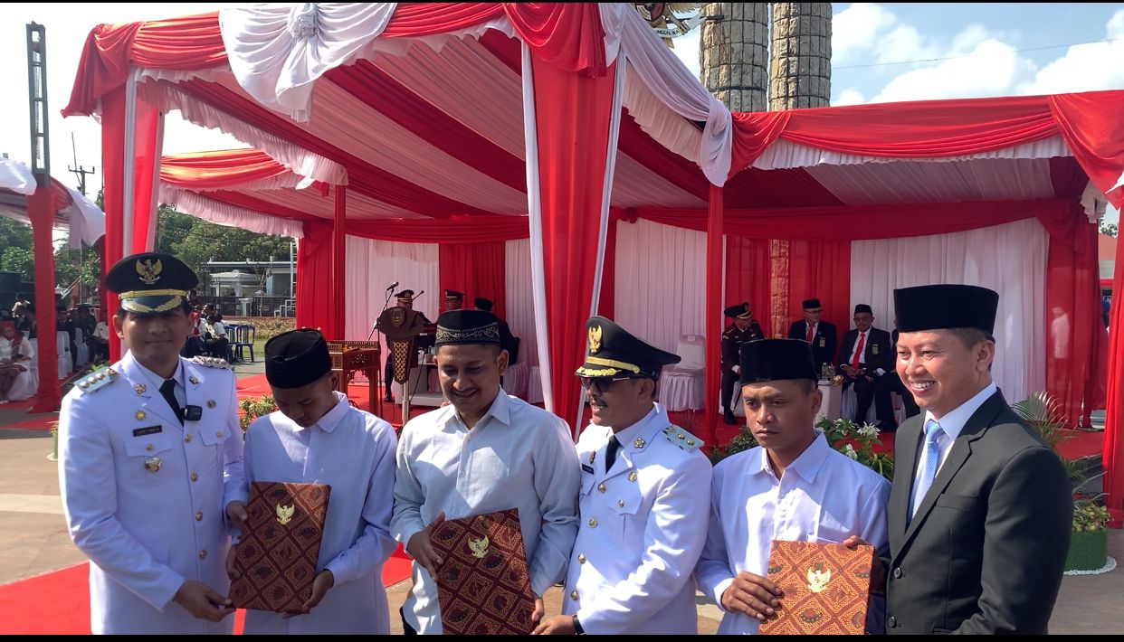 Bupati Indramayu Serahkan SK Remisi di Upacara HUT RI ke-80 Bupati Indramayu Serahkan SK Remisi di Upacara HUT RI ke-80