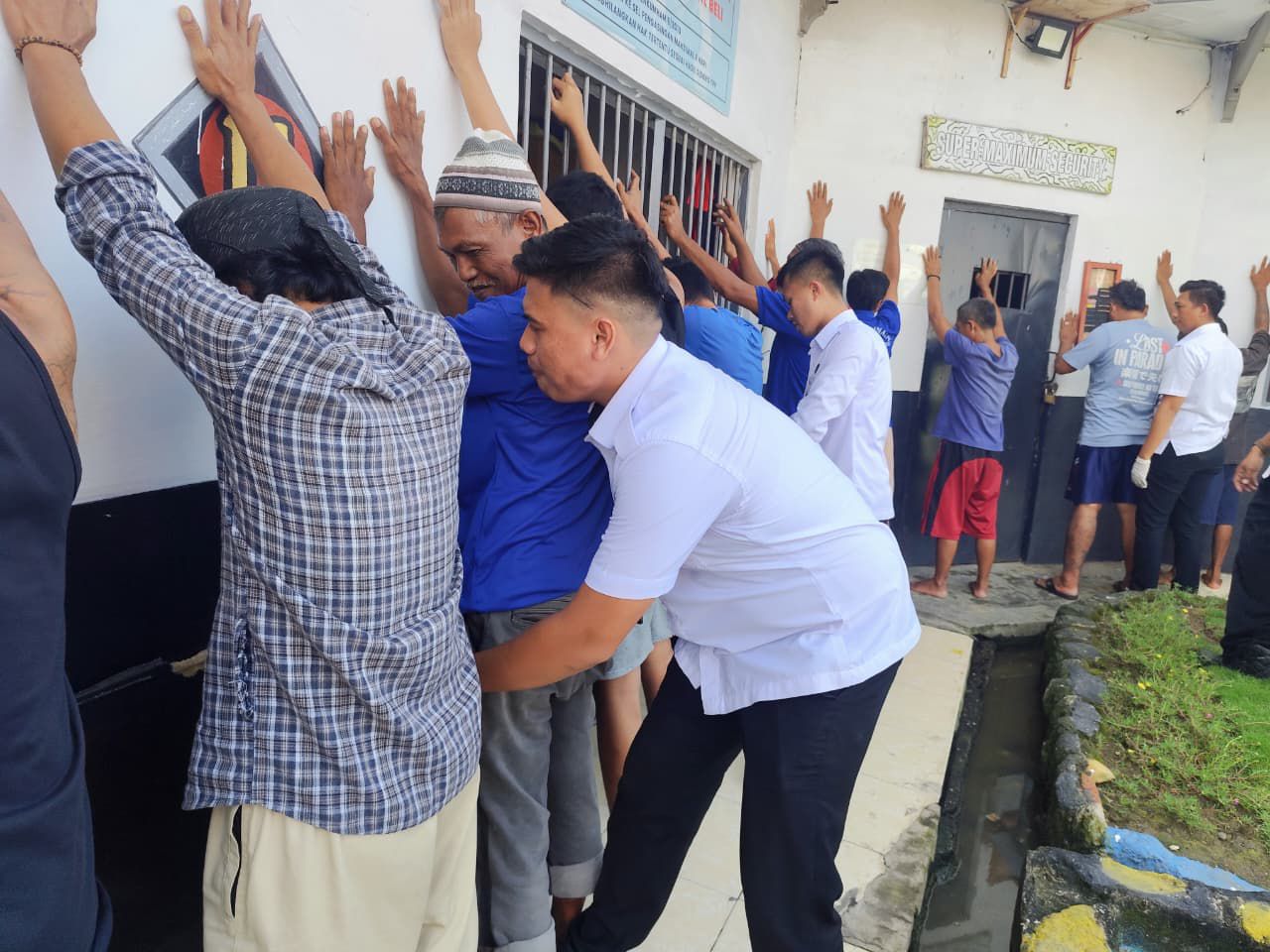 Lapas Indramayu Gelar Razia Rutin, Temukan Sejumlah Barang Terlarang Lapas Indramayu Gelar Razia Rutin, Temukan Sejumlah Barang Terlarang