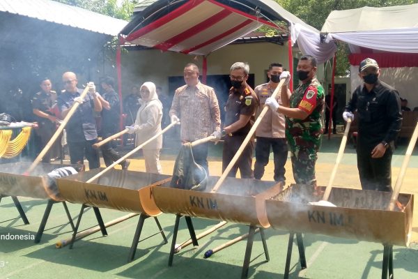 Ganja, Sabu, hingga Uang Palsu, Kejari Indramayu Musnahkan Barang Bukti dari 89 Kasus
