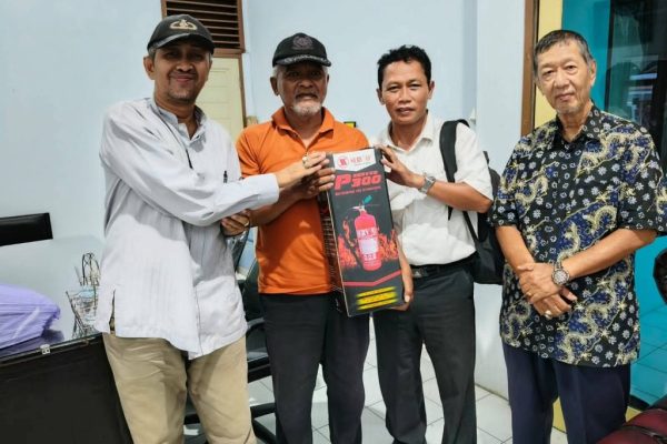 Tanggap! Pemdes Jatibarang Bagikan APAR di Tiap RW untuk Antisipasi Bencana Kebakaran
