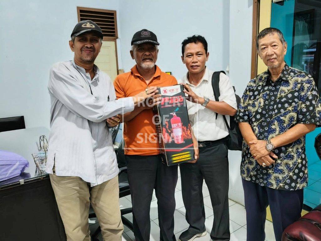 Tanggap! Pemdes Jatibarang Bagikan APAR di Tiap RW untuk Antisipasi Bencana Kebakaran Tanggap! Pemdes Jatibarang Bagikan APAR di Tiap RW untuk Antisipasi Bencana Kebakaran