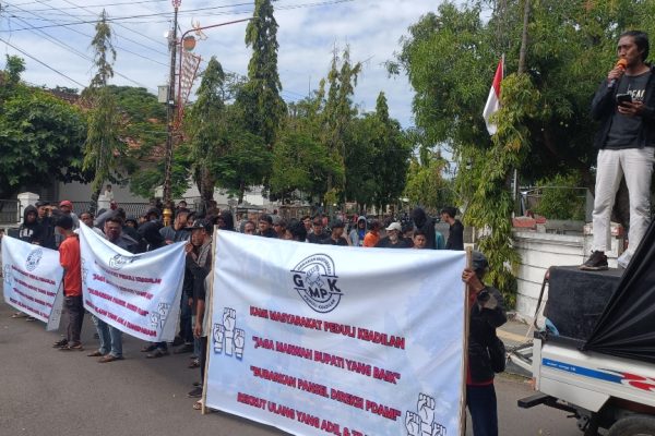 Datangi Pendopo Indramayu, Massa Demo Tuntut Transparansi Seleksi Calon Direksi Perumdam TDA. Aris: “Proses Seleksi Harus Diulang!”
