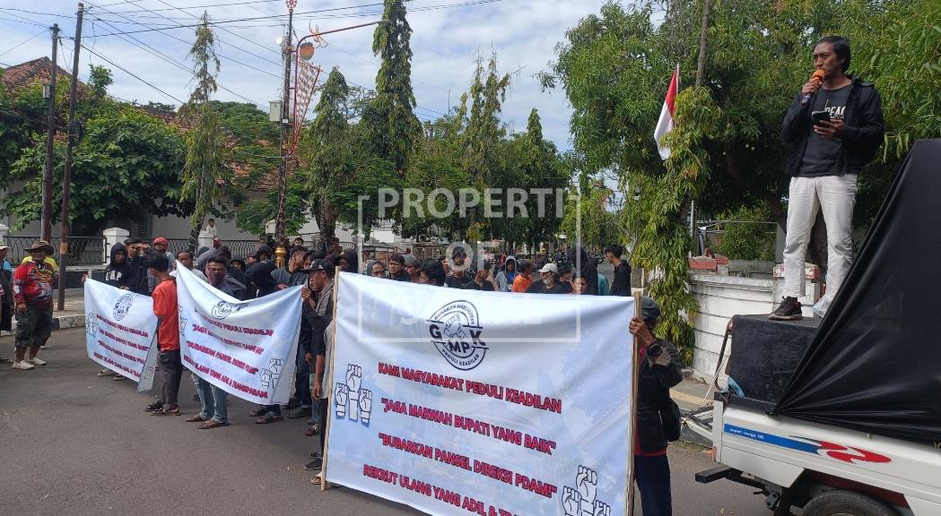 Datangi Pendopo Indramayu, Massa Demo Tuntut Transparansi Seleksi Calon Direksi Perumdam TDA. Aris: “Proses Seleksi Harus Diulang!” Datangi Pendopo Indramayu, Massa Demo Tuntut Transparansi Seleksi Calon Direksi Perumdam TDA. Aris: “Proses Seleksi Harus Diulang!”