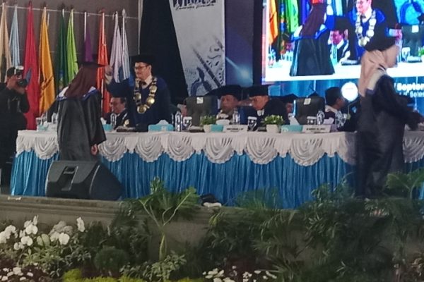 Sebanyak 359 Mahasiswa Resmi Resmi Diwisuda. Rektor Unwir Tekankan Adaptasi Teknologi, Bersaing di Era Digital.