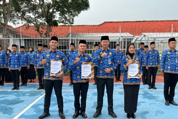 Kalapas Indramayu Berikan Penghargaan kepada Pegawai yang Gagalkan Penyelundupan Narkoba