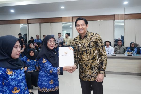 Serahkan SK PPPK, Bupati Lucky Hakim Minta ASN Indramayu Jangan Flexing