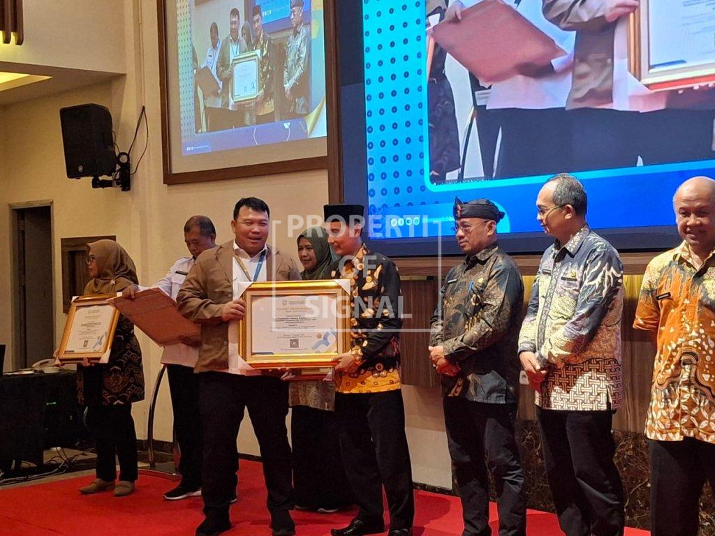 Fenomenal, Disduk-P3A Indramayu Raih 3 Penghargaan Bergengsi di Ajang Bangga Kencana Jawa Barat Fenomenal, Disduk-P3A Indramayu Raih 3 Penghargaan Bergengsi di Ajang Bangga Kencana Jawa Barat