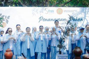 Ibu Wapres Selvi Gibran Tinjau Agrowisata Mangga di Indramayu, Panen dan Cicipi Gedong Gincu