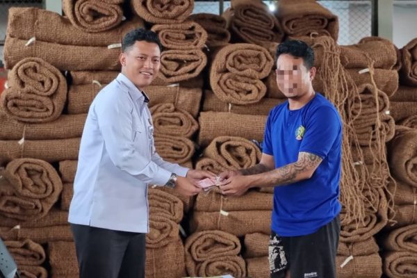 31 Warga Binaan Lapas Indramayu Terima Premi Program Pembinaan Kerajinan Coco Shade