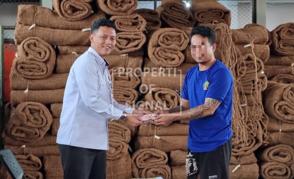 31 Warga Binaan Lapas Indramayu Terima Premi Program Pembinaan Kerajinan Coco Shade 31 Warga Binaan Lapas Indramayu Terima Premi Program Pembinaan Kerajinan Coco Shade