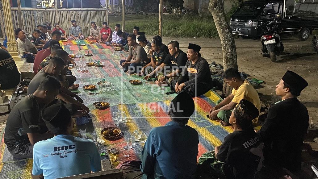 Anggota Satgas TMMD ke-126 Gelar Yasinan Bersama Warga Desa Longok Anggota Satgas TMMD ke-126 Gelar Yasinan Bersama Warga Desa Longok