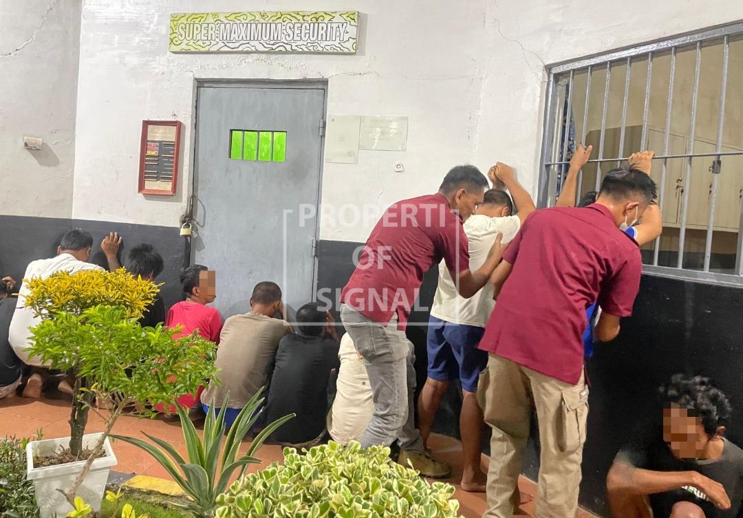 Razia Gabungan di Lapas Kelas IIB Indramayu, Petugas Amankan Sejumlah Barang Terlarang Razia Gabungan di Lapas Kelas IIB Indramayu, Petugas Amankan Sejumlah Barang Terlarang