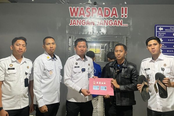 Petugas Lapas Indramayu Gagalkan Penyelundupan Narkoba yang Disembunyikan di Sandal