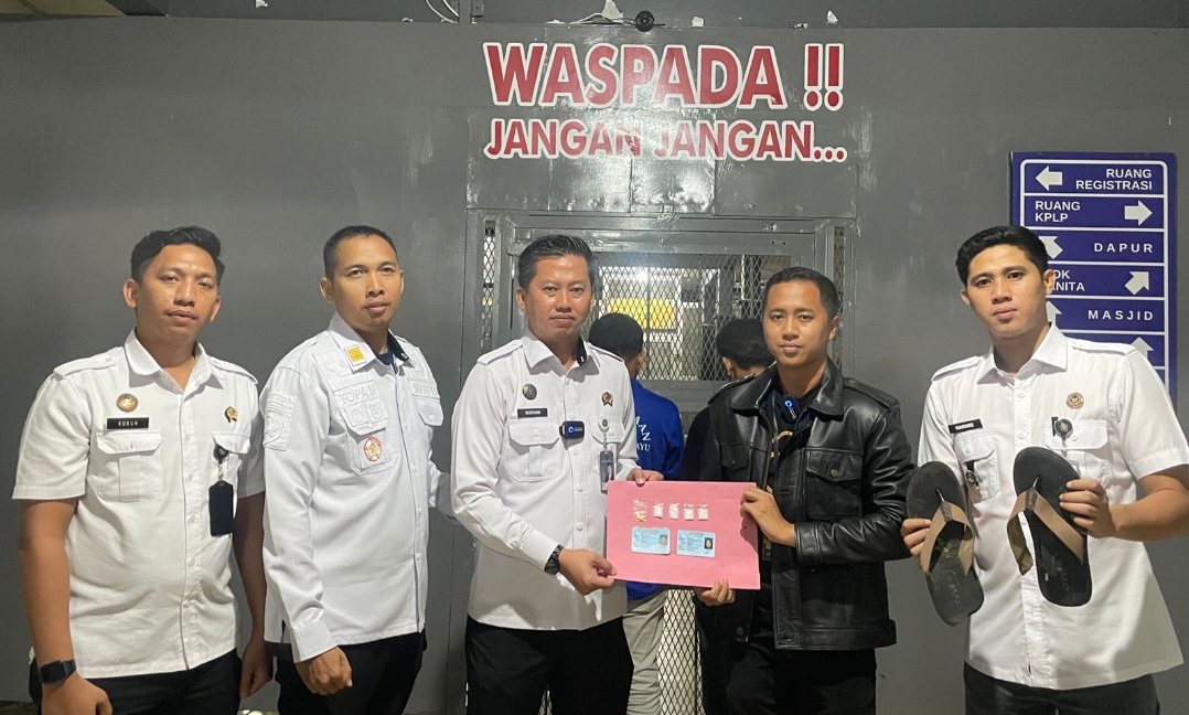 Petugas Lapas Indramayu Gagalkan Penyelundupan Narkoba yang Disembunyikan di Sandal Petugas Lapas Indramayu Gagalkan Penyelundupan Narkoba yang Disembunyikan di Sandal