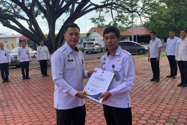 Lapas Indramayu Beri Apresiasi Pegawai Teladan dalam Apel Pagi