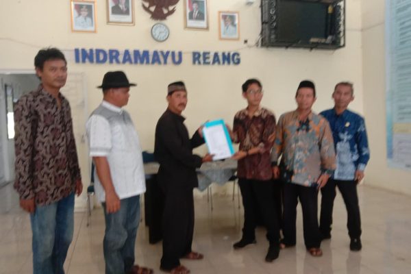 Pemilihan Kuwu Desa Plumbon, 4 Tokoh Masyarakat Mengambil Berkas Pendaftaran Balonwu