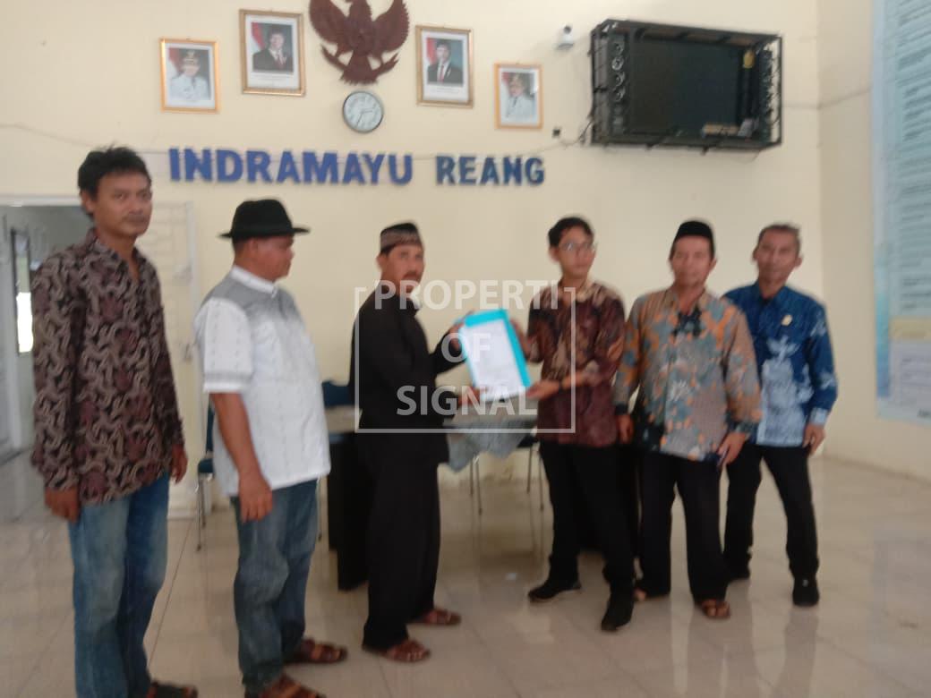 Pemilihan Kuwu Desa Plumbon, 4 Tokoh Masyarakat Mengambil Berkas Pendaftaran Balonwu Pemilihan Kuwu Desa Plumbon, 4 Tokoh Masyarakat Mengambil Berkas Pendaftaran Balonwu