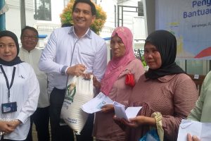 Tak Hanya Beras 10kg, Bulog Indramayu Juga Salurkan Minyak Goreng Bagi Penerima Bantuan Pangan
