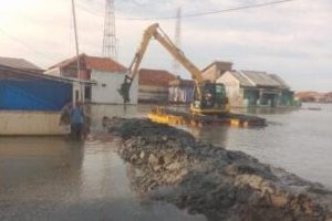 DPUPR Indramayu Terjun Langsung ke Lapangan Tangani Rob di Eretan Wetan