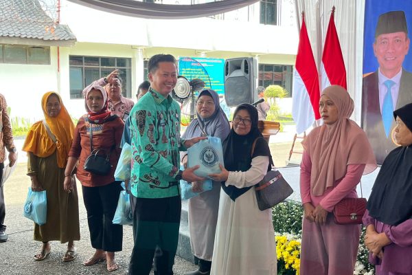 Peringati Hari Bakti Imipas. Bersama Jajaran Pemasyarakatan Jabar, Kalapas Indramayu Ikuti Bakti Sosial di Lapas Subang