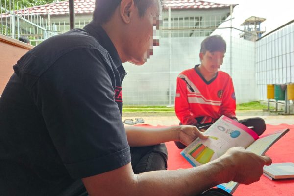 Perkuat Program Literasi, Lapas Indramayu Terima Bantuan 100 Buku Pengetahuan dari Perpustakaan Nasional RI