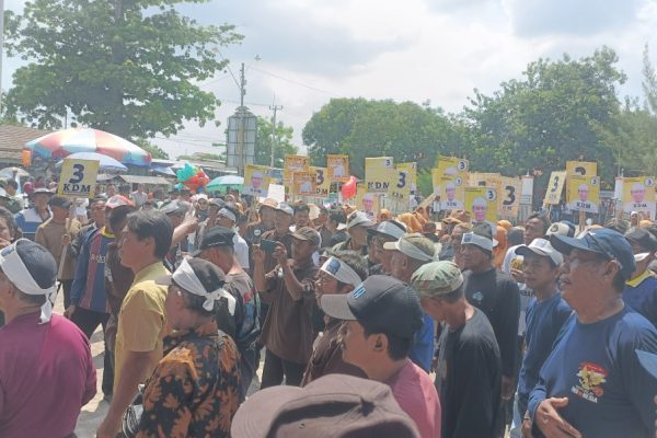 Massa Pendukung KDM Padati Halaman Kantor Desa Penganjang, Darsono Optimistis Menang di Periode Kedua