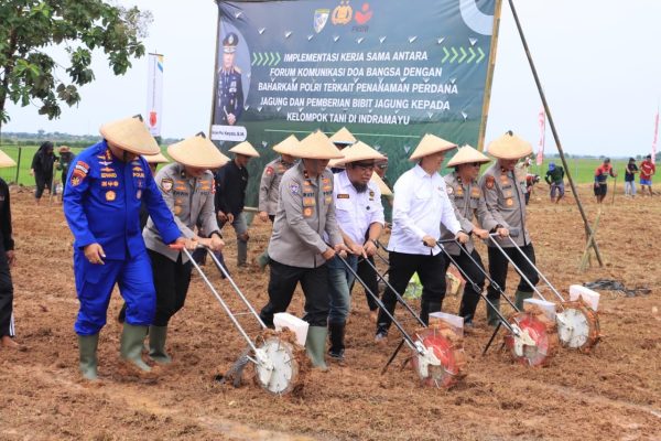 Kabaharkam Polri Pimpin Penanaman Jagung di Indramayu