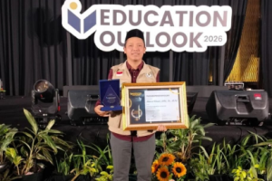 Ahmad Khoeri, Sang Pegiat Literasi Dari SMPN 1 Bangodua Kabupaten Indramayu Raih Penghargaan Guru Berdaya 2025