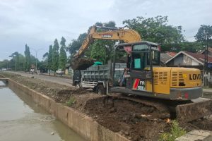 Tak Kantongi Izin, Kepala Desa Telukagung Indramayu Nekat Keruk Tanah Sedimen dari Proyek BBWS untuk Bangun KMP