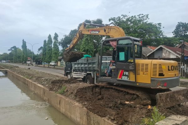 Tak Kantongi Izin, Kepala Desa Telukagung Indramayu Nekat Keruk Tanah Sedimen dari Proyek BBWS untuk Bangun KMP