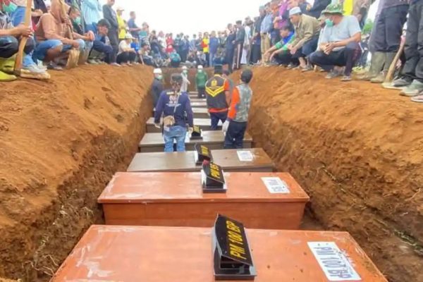 10 jenazah dengan 10 peti mati korban longsor Desa Pasirlangu dikuburkan dalam satu liang lahat