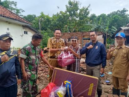 Dinsos Indramayu Salurkan Bantuan Sosial untuk Warga Terdampak Banjir