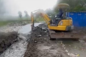 Tangani Bencana Hidrometeorologi, Pemkab Indramayu Lakukan Antisipasi, di Antaranya Buat Sodetan dan Evakuasi Pohon Tumbang