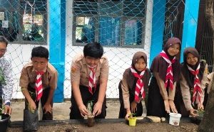 Wujudkan Sekolah Hijau dan Mandiri Pangan, Pelajar SMPN 4 Sindang Gelar Gerakan Tanam Cabai