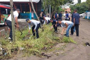 Jelang Ramadan, Petugas Dishub dan Sopir Angkot Bersih-bersih Terminal