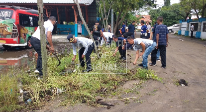 Jelang Ramadan, Petugas Dishub dan Sopir Angkot Bersih-bersih Terminal